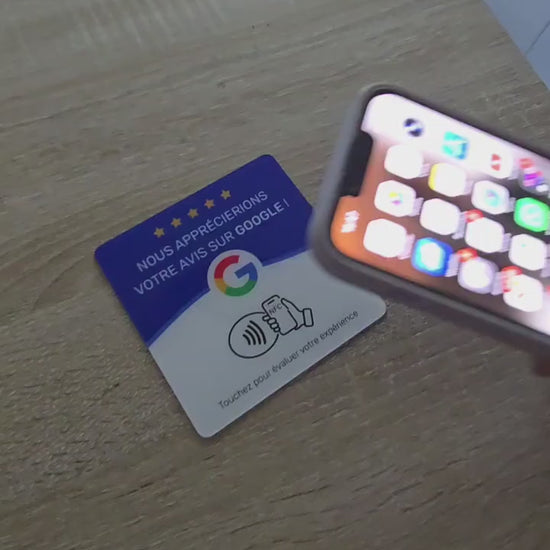 Démonstration : un téléphone approche la plaque NFC et ouvre la page d’avis Google