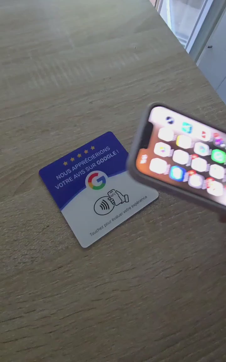 Démonstration : un téléphone approche la plaque NFC et ouvre la page d’avis Google
